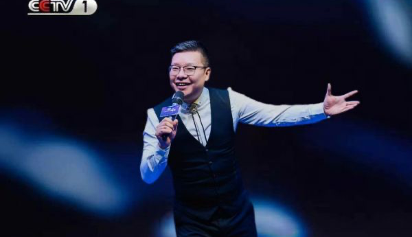 霍丁辉：音乐界的璀璨星辰，以公益之心点亮社会之光