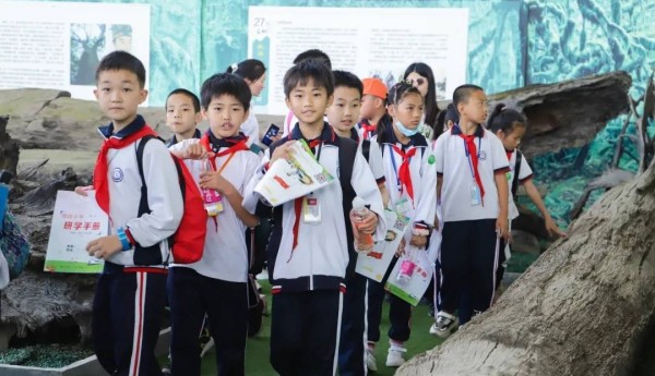学子走进东莞观音山体验研学之旅